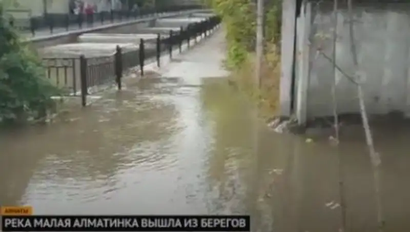 В Алматы ликвидировали последствия разлива р.Малая Алматинка