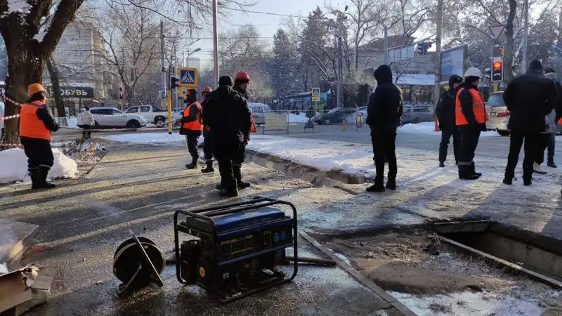 Из-за прорыва трубы жители Бостандыкского района в Алматы остались без воды, фото - Новости Zakon.kz от 13.01.2023 11:44