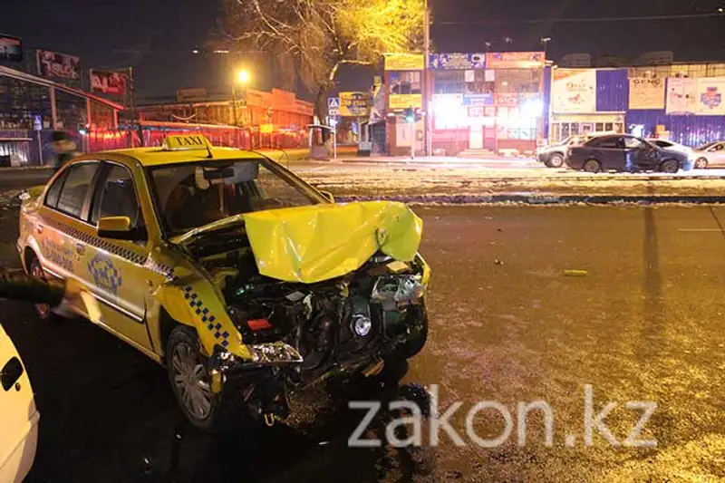 Два ДТП с участием такси произошли в Алматы минувшей ночью, 1 человек погиб (фото), фото - Новости Zakon.kz от 22.11.2013 16:08