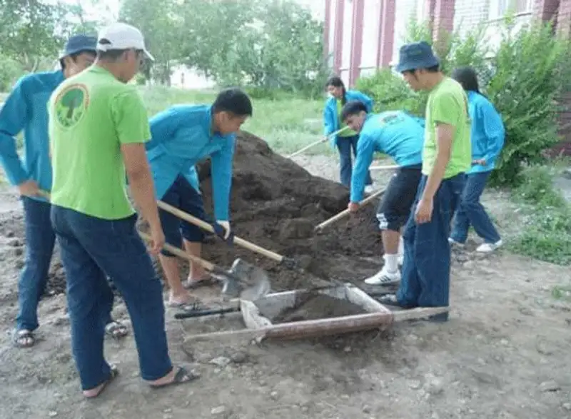 В ЗКО студенты приняли участие в акции «Зеленый лист», фото - Новости Zakon.kz от 23.10.2013 02:03