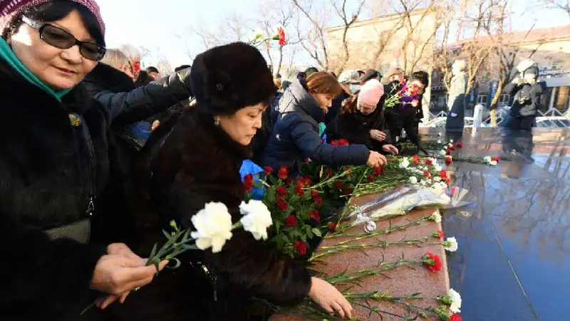 Возложение цветов к монументу «Тәуелсіздік таңы», фото - Новости Zakon.kz от 17.12.2021 14:06
