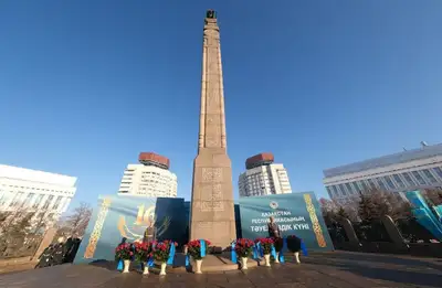 возложение цветов в Алматы к монументу Независимости