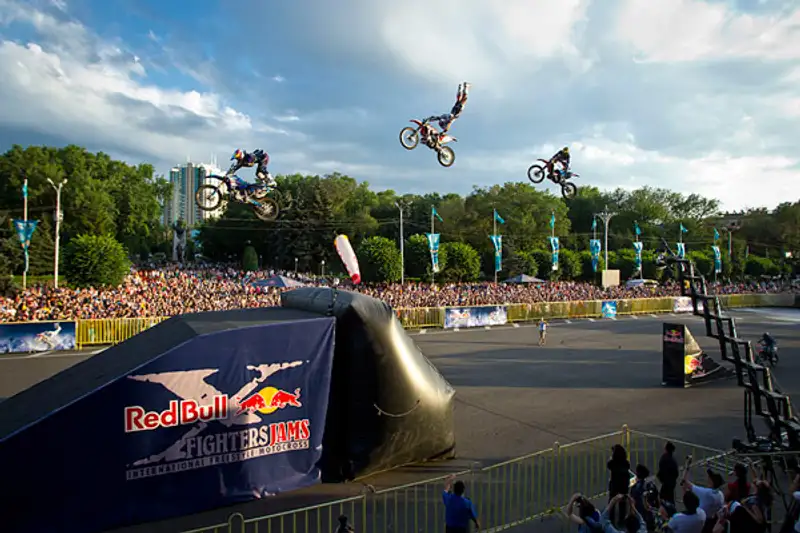 В Алматы на Старой площади прошел фристайл-мотокросс Red Bull X-Fighters Jams (фото), фото - Новости Zakon.kz от 11.06.2012 18:10