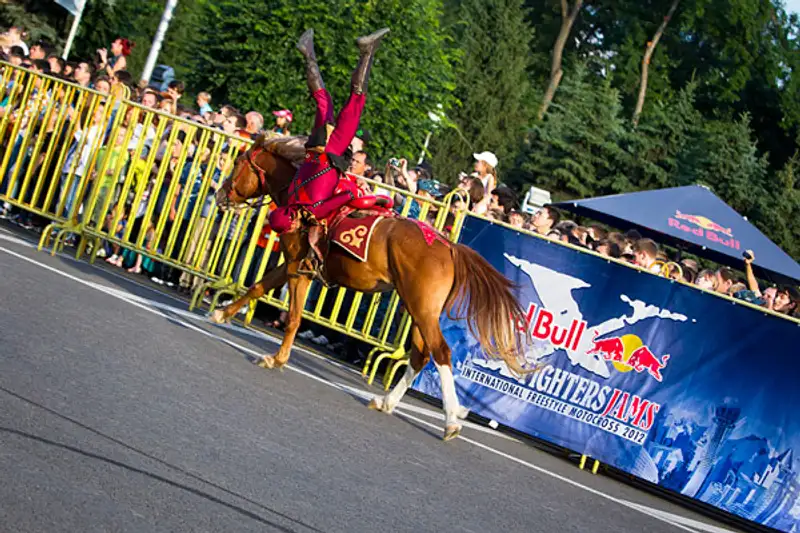 В Алматы на Старой площади прошел фристайл-мотокросс Red Bull X-Fighters Jams (фото), фото - Новости Zakon.kz от 11.06.2012 18:10