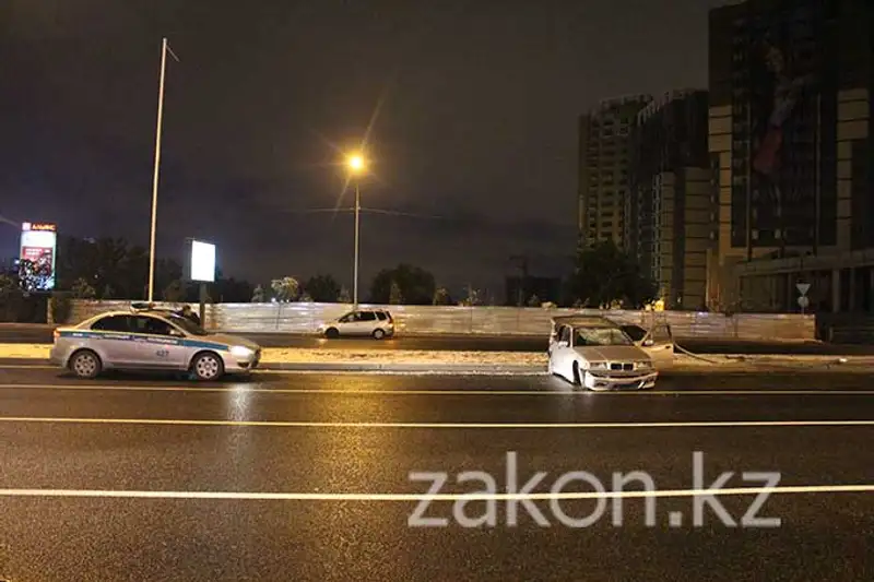 В Алматы водитель БМВ переоценил возможности зимней резины (фото), фото - Новости Zakon.kz от 11.11.2013 19:43