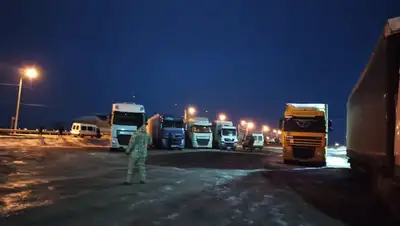 грузовики, ночь, таможня, фото - Новости Zakon.kz от 20.11.2021 19:40
