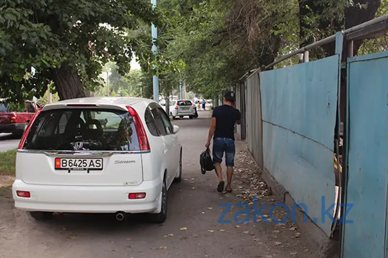 «Я паркуюсь как...»: эпопея со стихийными парковками в Алматы не заканчивается (фото), фото - Новости Zakon.kz от 22.08.2013 16:36