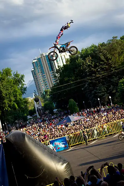 В Алматы на Старой площади прошел фристайл-мотокросс Red Bull X-Fighters Jams (фото), фото - Новости Zakon.kz от 11.06.2012 18:10