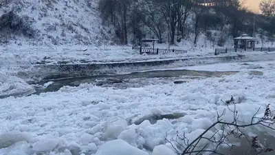 На реке Есентай поток льда снес ограждение , фото - Новости Zakon.kz от 13.12.2022 19:47