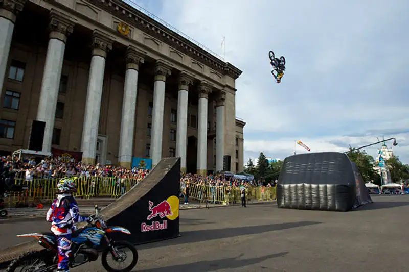 В Алматы на Старой площади прошел фристайл-мотокросс Red Bull X-Fighters Jams (фото), фото - Новости Zakon.kz от 11.06.2012 18:10