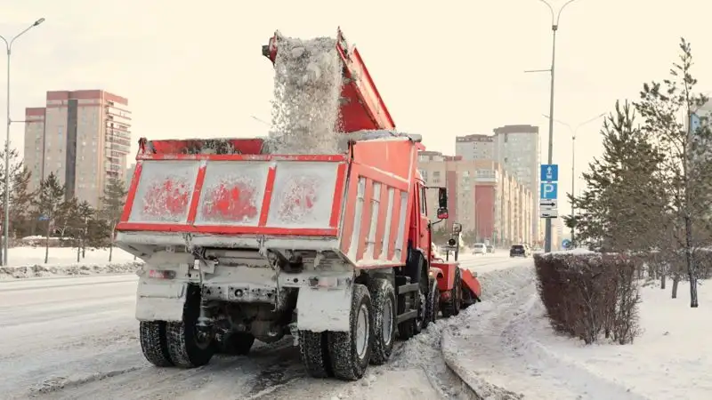 Как ликвидируют последствия снегопада в Астане, фото - Новости Zakon.kz от 04.01.2023 11:34