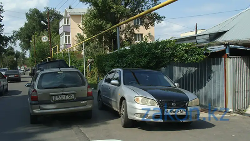 «Я паркуюсь как...»: эпопея со стихийными парковками в Алматы не заканчивается (фото), фото - Новости Zakon.kz от 22.08.2013 16:36