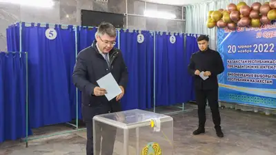 Аким Атырауской области Серик Шапкенов принял участие в голосовании, фото - Новости Zakon.kz от 20.11.2022 10:55