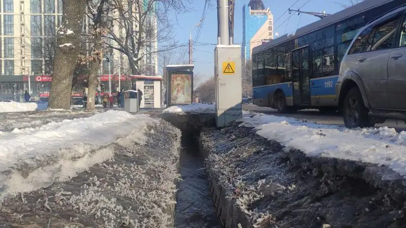 Из-за прорыва трубы жители Бостандыкского района в Алматы остались без воды, фото - Новости Zakon.kz от 13.01.2023 11:44