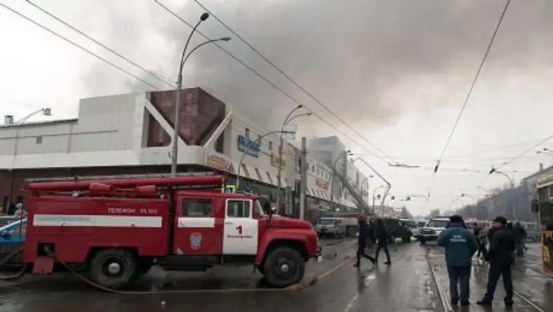 Появилось видео прыгающих людей из окна горящего ТЦ в Кемерово