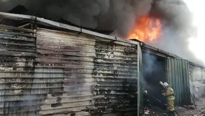 Крупный пожар на барахолке Алматы сняли на видео, фото - Новости Zakon.kz от 11.11.2022 11:43