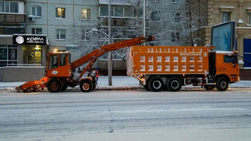 Как ликвидируют последствия снегопада в Астане, фото - Новости Zakon.kz от 04.01.2023 11:34