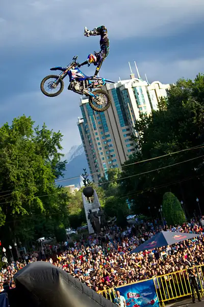 В Алматы на Старой площади прошел фристайл-мотокросс Red Bull X-Fighters Jams (фото), фото - Новости Zakon.kz от 11.06.2012 18:10