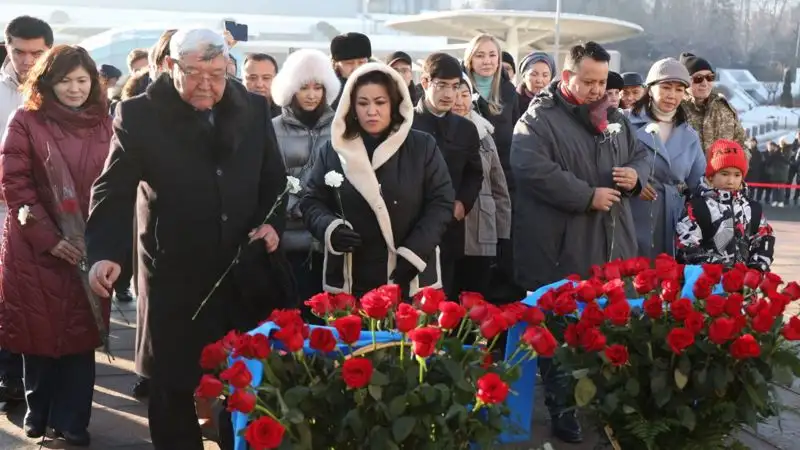 возложение цветов в Алматы к монументу Независимости, фото - Новости Zakon.kz от 16.12.2022 11:06