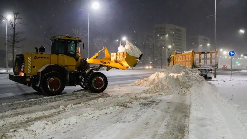 Как ликвидируют последствия снегопада в Астане, фото - Новости Zakon.kz от 04.01.2023 11:34