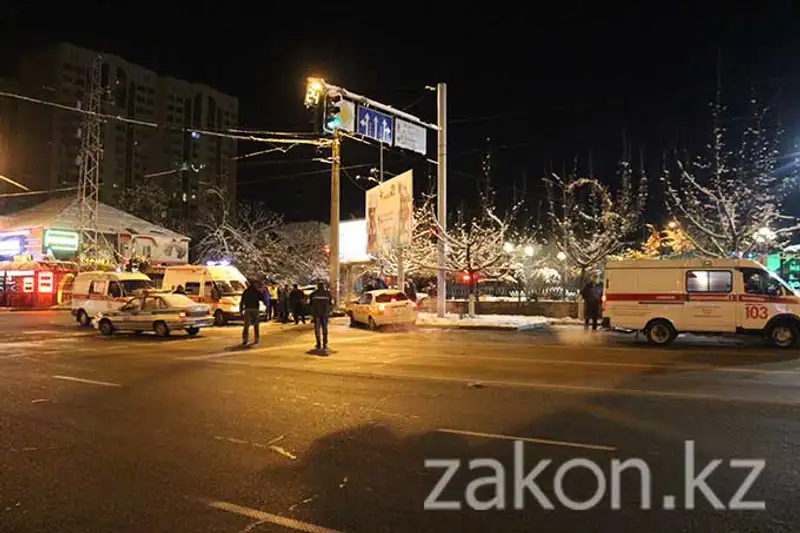 Два ДТП с участием такси произошли в Алматы минувшей ночью, 1 человек погиб (фото), фото - Новости Zakon.kz от 22.11.2013 16:08