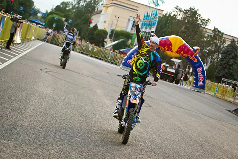 В Алматы на Старой площади прошел фристайл-мотокросс Red Bull X-Fighters Jams (фото), фото - Новости Zakon.kz от 11.06.2012 18:10