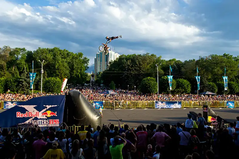 В Алматы на Старой площади прошел фристайл-мотокросс Red Bull X-Fighters Jams (фото), фото - Новости Zakon.kz от 11.06.2012 18:10