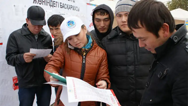 В районе центрального вещевого рынка Алматы провели ярмарку вакансий, фото - Новости Zakon.kz от 08.11.2013 21:03