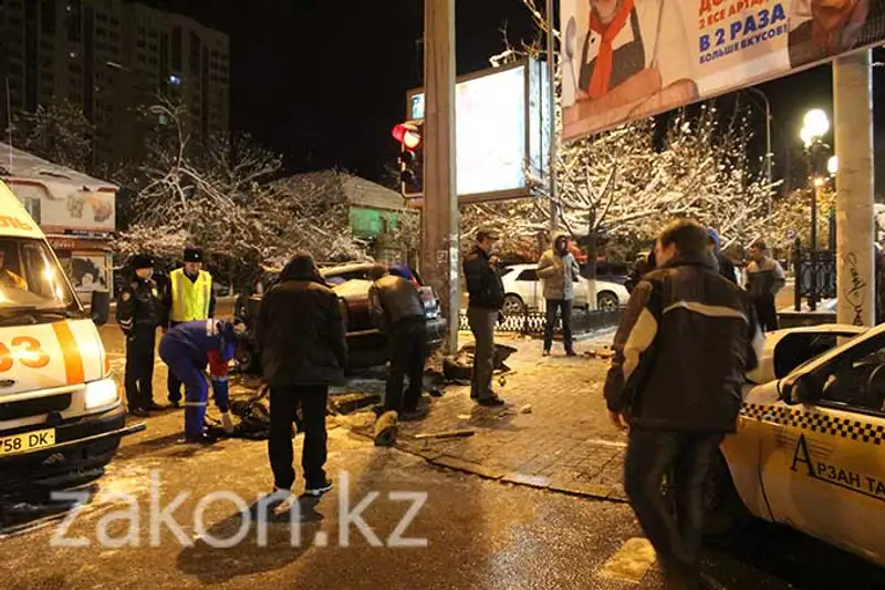 Два ДТП с участием такси произошли в Алматы минувшей ночью, 1 человек погиб (фото), фото - Новости Zakon.kz от 22.11.2013 16:08