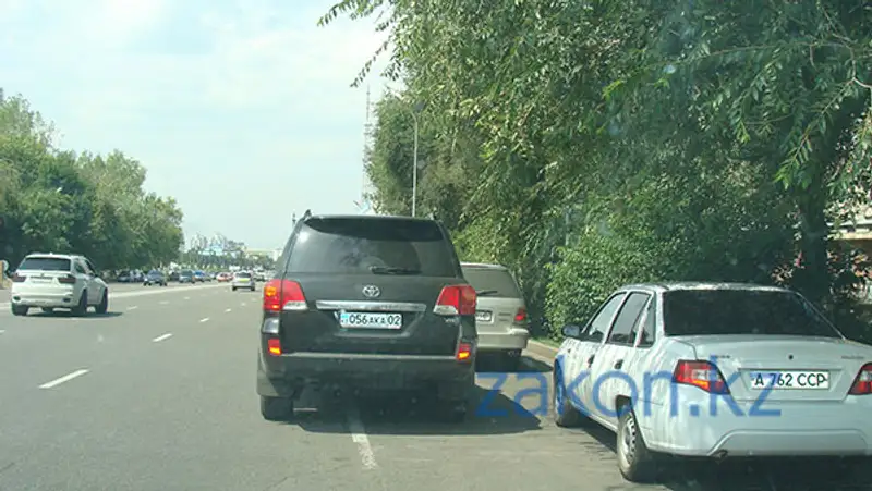 «Я паркуюсь как...»: эпопея со стихийными парковками в Алматы не заканчивается (фото), фото - Новости Zakon.kz от 22.08.2013 16:36