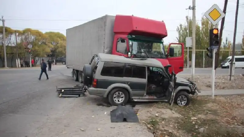 В Жаркенте мужчина погиб при столкновении джипа с грузовиком