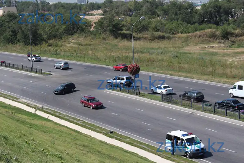 Крупное ДТП произошло сегодня утром в Алматы на Восточной объездной (фото), фото - Новости Zakon.kz от 22.08.2013 19:51