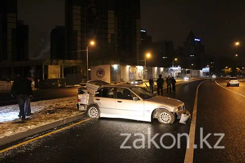 В Алматы водитель БМВ переоценил возможности зимней резины (фото), фото - Новости Zakon.kz от 11.11.2013 19:43