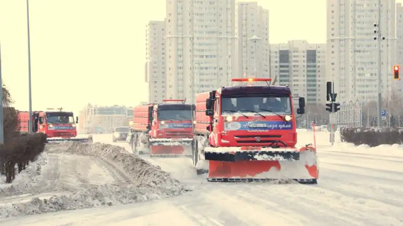 Как ликвидируют последствия снегопада в Астане, фото - Новости Zakon.kz от 04.01.2023 11:34