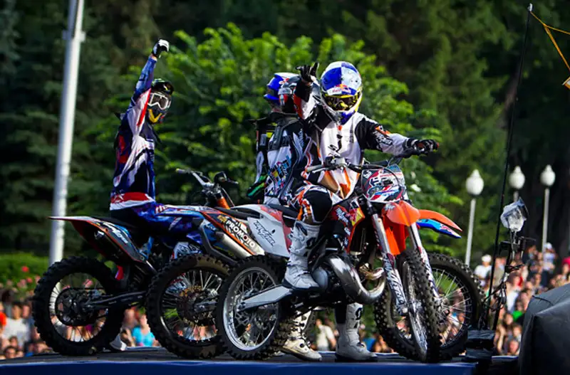 В Алматы на Старой площади прошел фристайл-мотокросс Red Bull X-Fighters Jams (фото), фото - Новости Zakon.kz от 11.06.2012 18:10