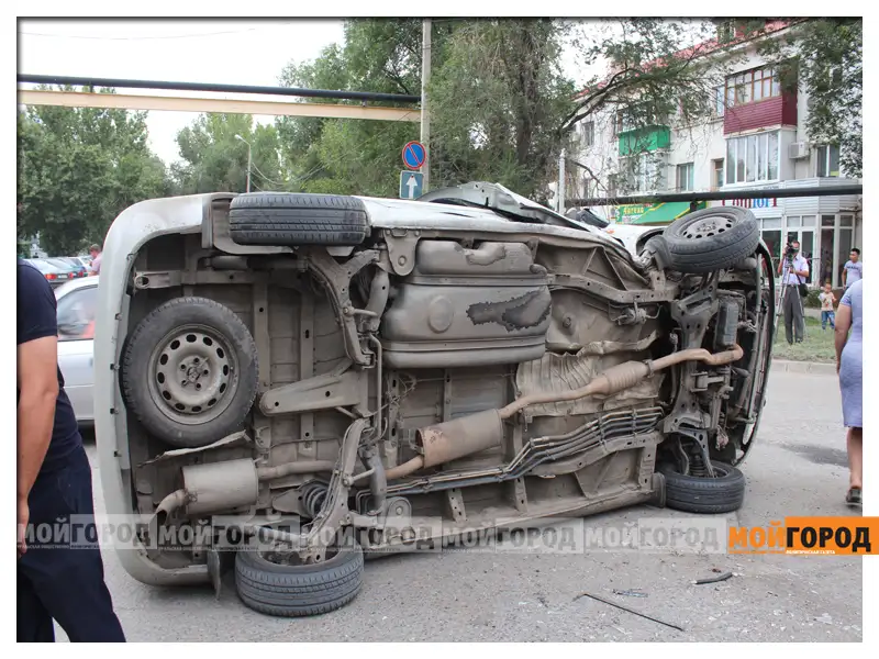 Новости Уральск - В Уральске возле железнодорожного вокзала перевернулся минивэн ford2, фото - Новости Zakon.kz от 08.08.2014 16:04