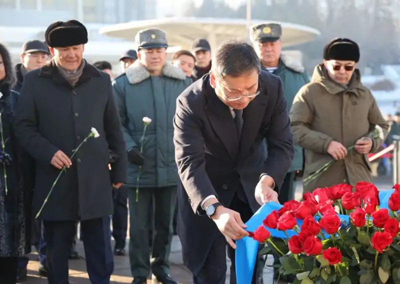 возложение цветов в Алматы к монументу Независимости, фото - Новости Zakon.kz от 16.12.2022 11:06