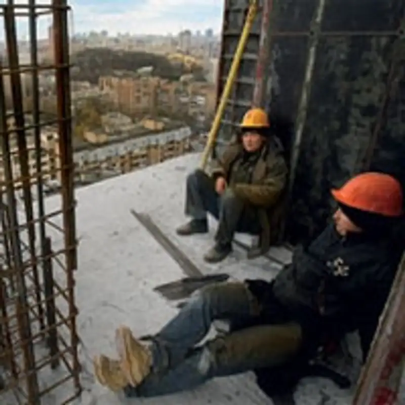 В Павлодаре строители едва не сбросились с 12 этажа из-за зарплаты, фото - Новости Zakon.kz от 14.06.2013 16:04