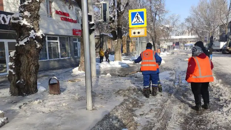 Из-за прорыва трубы жители Бостандыкского района в Алматы остались без воды, фото - Новости Zakon.kz от 13.01.2023 11:44