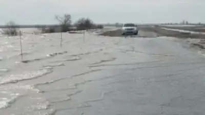 Река вышла из берегов близ Петропавловска и затопила трассу , фото - Новости Zakon.kz от 17.04.2023 02:23