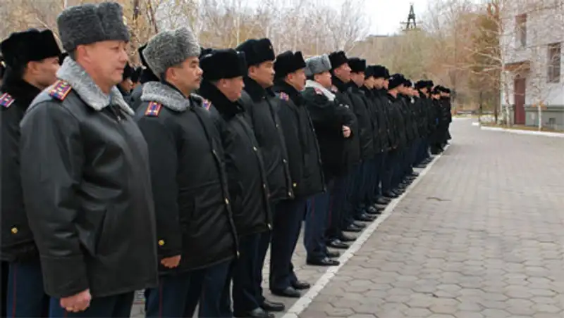 Сотрудники ДВД на транспорте перешли на зимнюю форму одежды, фото - Новости Zakon.kz от 21.10.2013 18:54