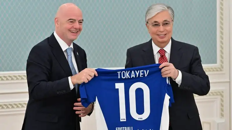 Глава FIFA подарил Токаеву именную футболку