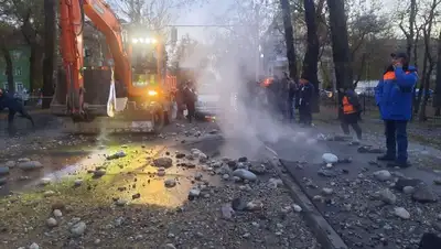 Порыв тепломагистрали по улице Шарипова в Алматы устранили, фото - Новости Zakon.kz от 11.11.2022 09:24