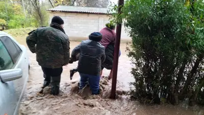 Устраняют последствия сильных ливней, фото - Новости Zakon.kz от 08.11.2022 00:06