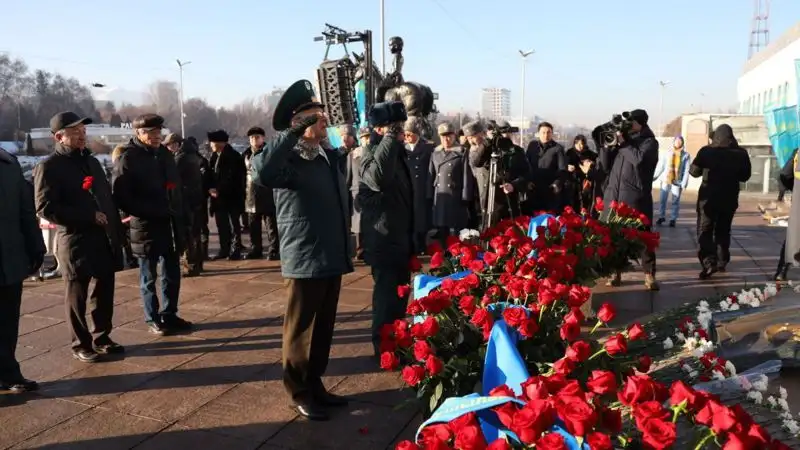 возложение цветов в Алматы к монументу Независимости, фото - Новости Zakon.kz от 16.12.2022 11:06