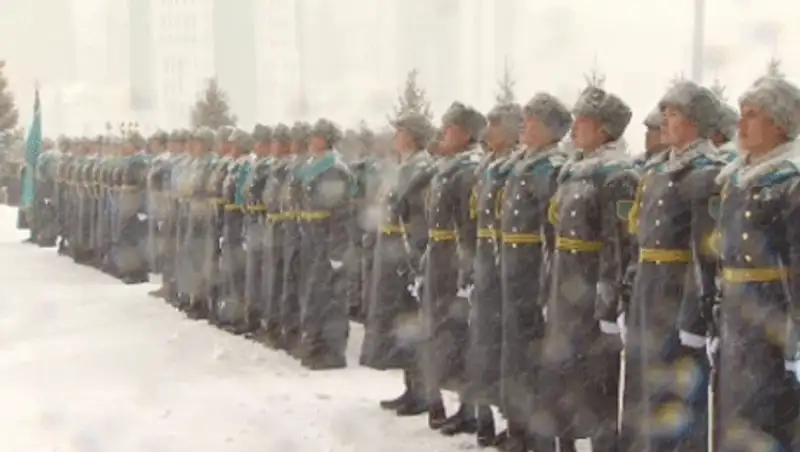 В Астане торжественно подняли штандарт Президента Казахстана, фото - Новости Zakon.kz от 02.12.2013 15:13