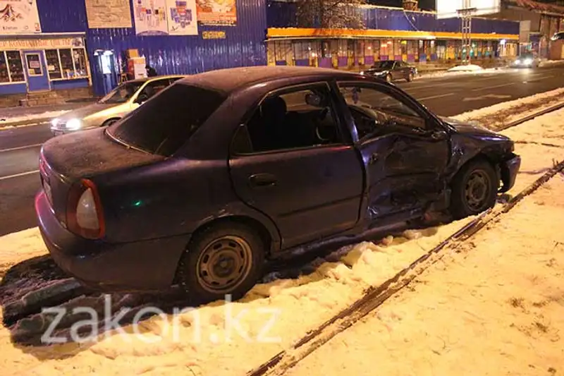 Два ДТП с участием такси произошли в Алматы минувшей ночью, 1 человек погиб (фото), фото - Новости Zakon.kz от 22.11.2013 16:08