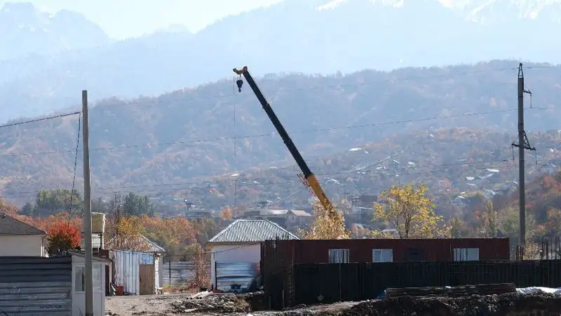 кладбище в горном Гиганте, строительство около могил, фото - Новости Zakon.kz от 20.10.2022 19:40