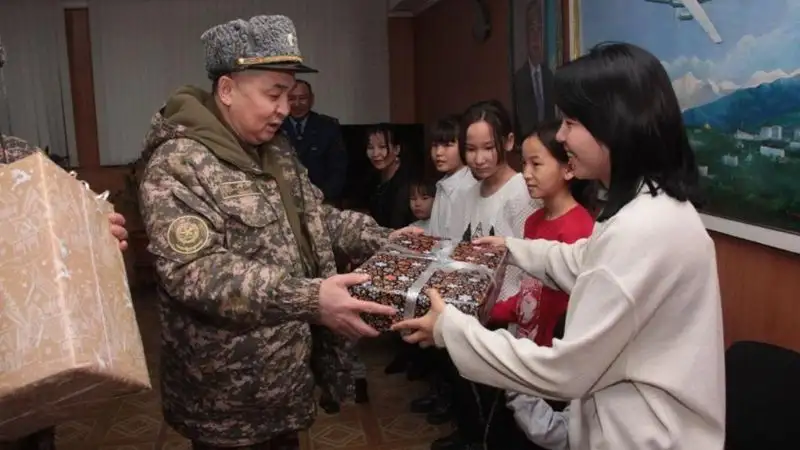 Семью военнослужащего Сунгата Иманалина поздравил замминистра обороны , фото - Новости Zakon.kz от 28.12.2022 10:52