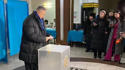 Лидер партии "Ак жол" Азат Перуашев проголосовал в Астане, фото - Новости Zakon.kz от 19.03.2023 10:50